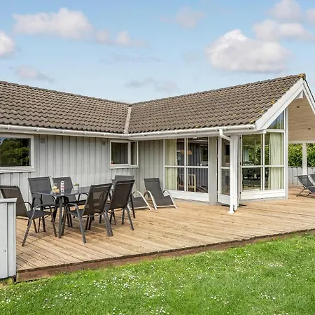 4 Bedroom Gorgeous In Feriehus Børkop